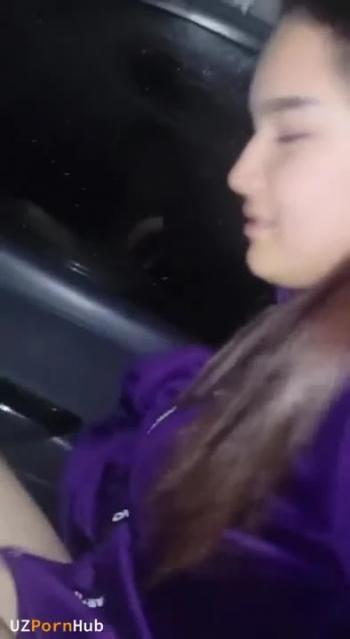 Узбечка показывает дырочки в машине