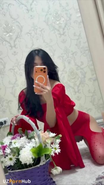 Сексуальная узбечка перед зеркалом без трусиков