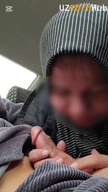Зрелая узбечка в хиджабе сосёт член в машине